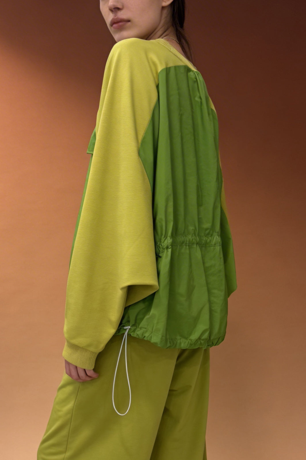 Felpa bicolor con coulisse regolabile