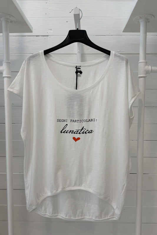 T-shirt con stampa “Segni particolari: lunatica”