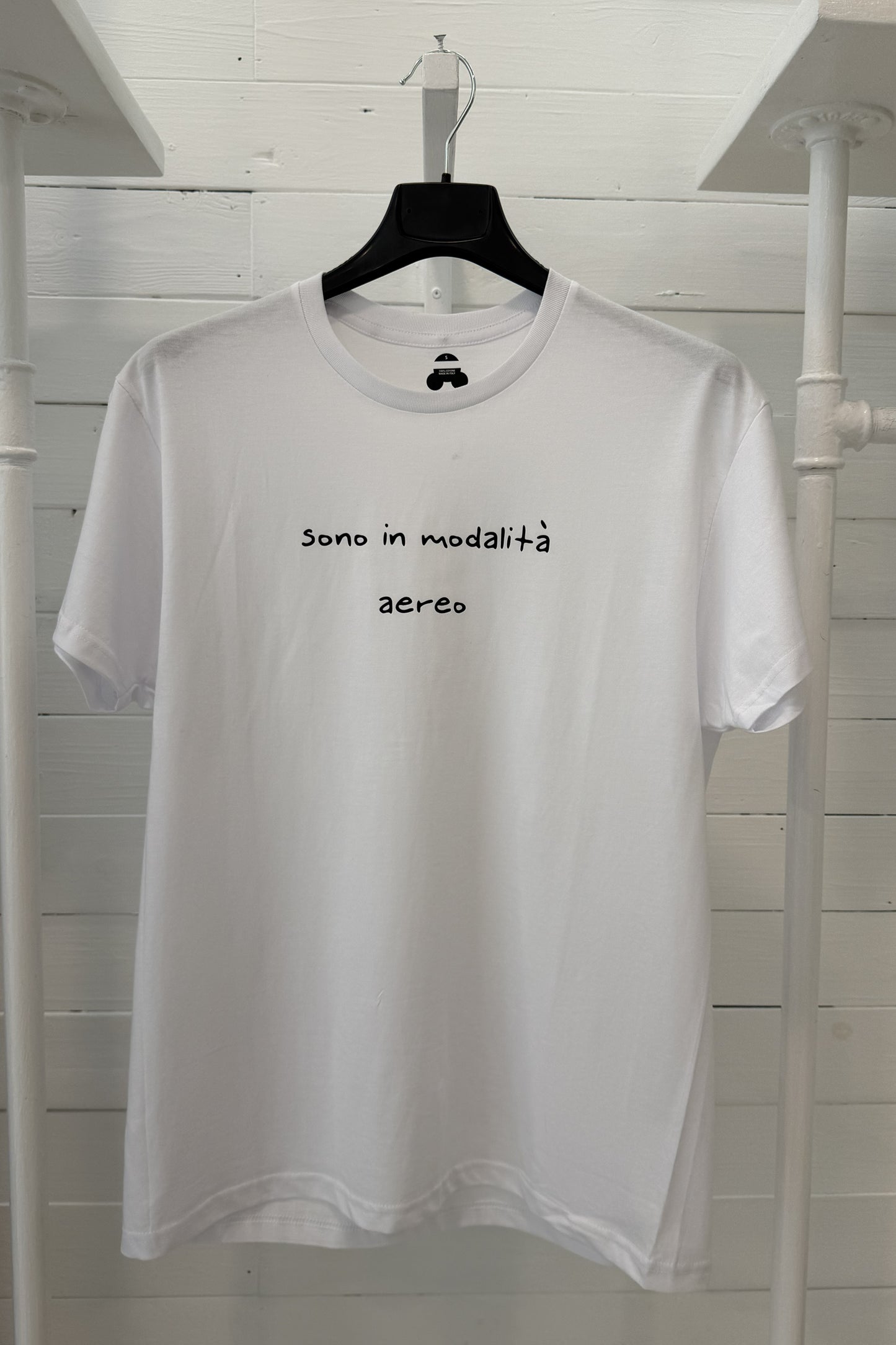 T-shirt con stampa “Sono in modalità aereo”