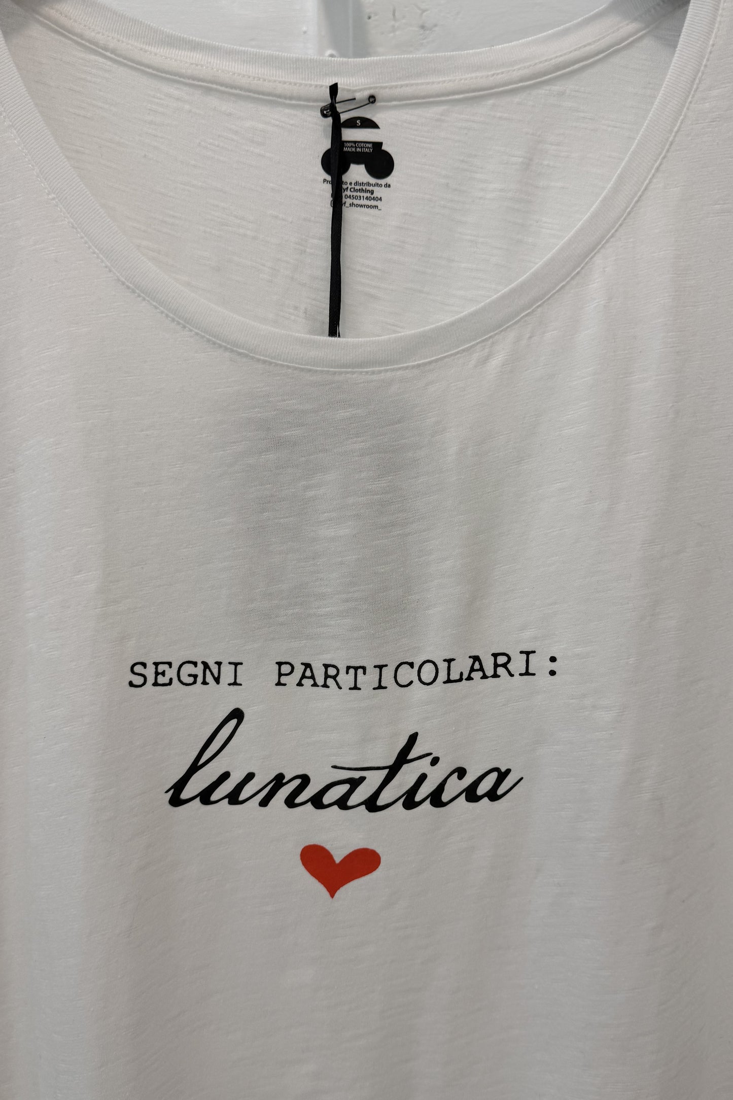 T-shirt con stampa “Segni particolari: lunatica”
