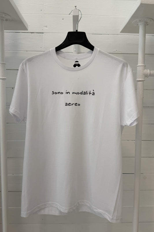 T-shirt con stampa “Sono in modalità aereo”