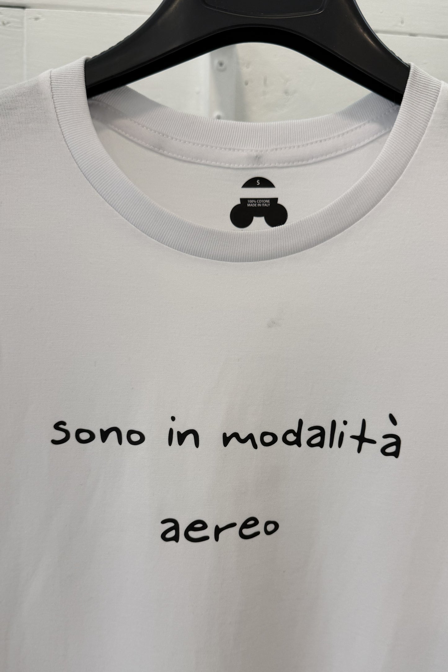 T-shirt con stampa “Sono in modalità aereo”