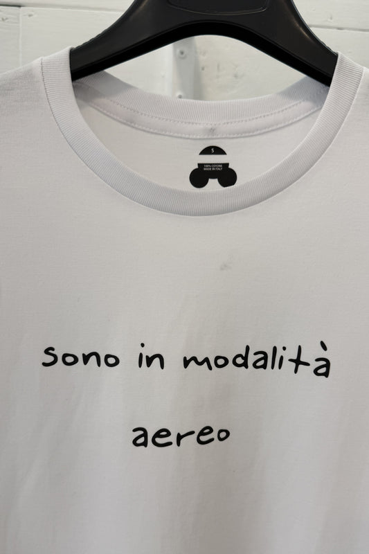 T-shirt con stampa “Sono in modalità aereo”