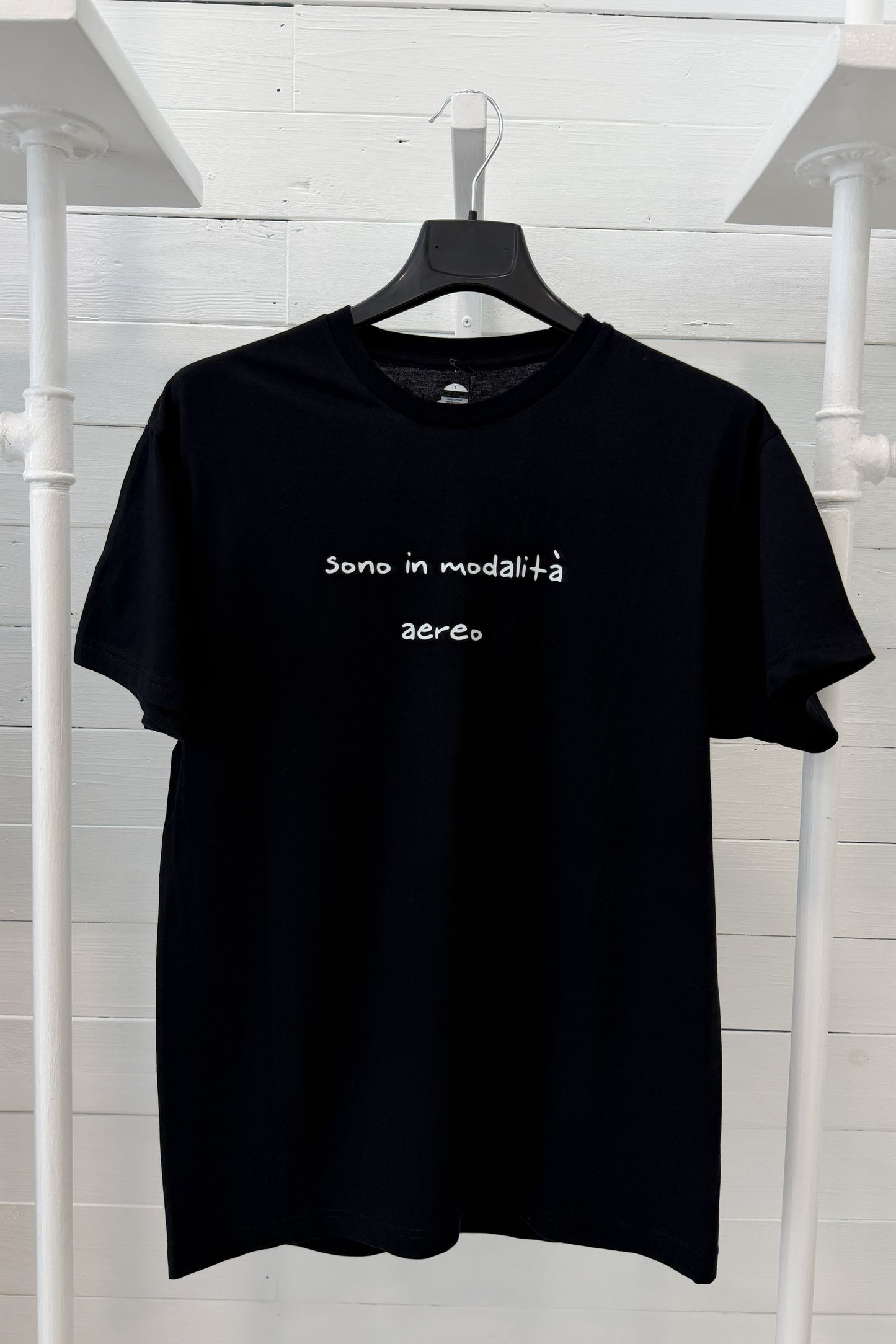 T-shirt con stampa "Sono in modalità aereo"