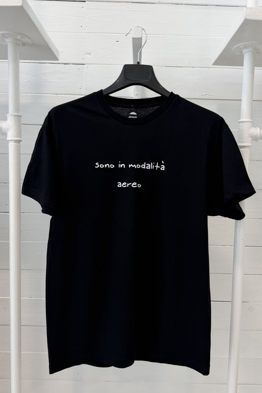 T-shirt con stampa "Sono in modalità aereo"