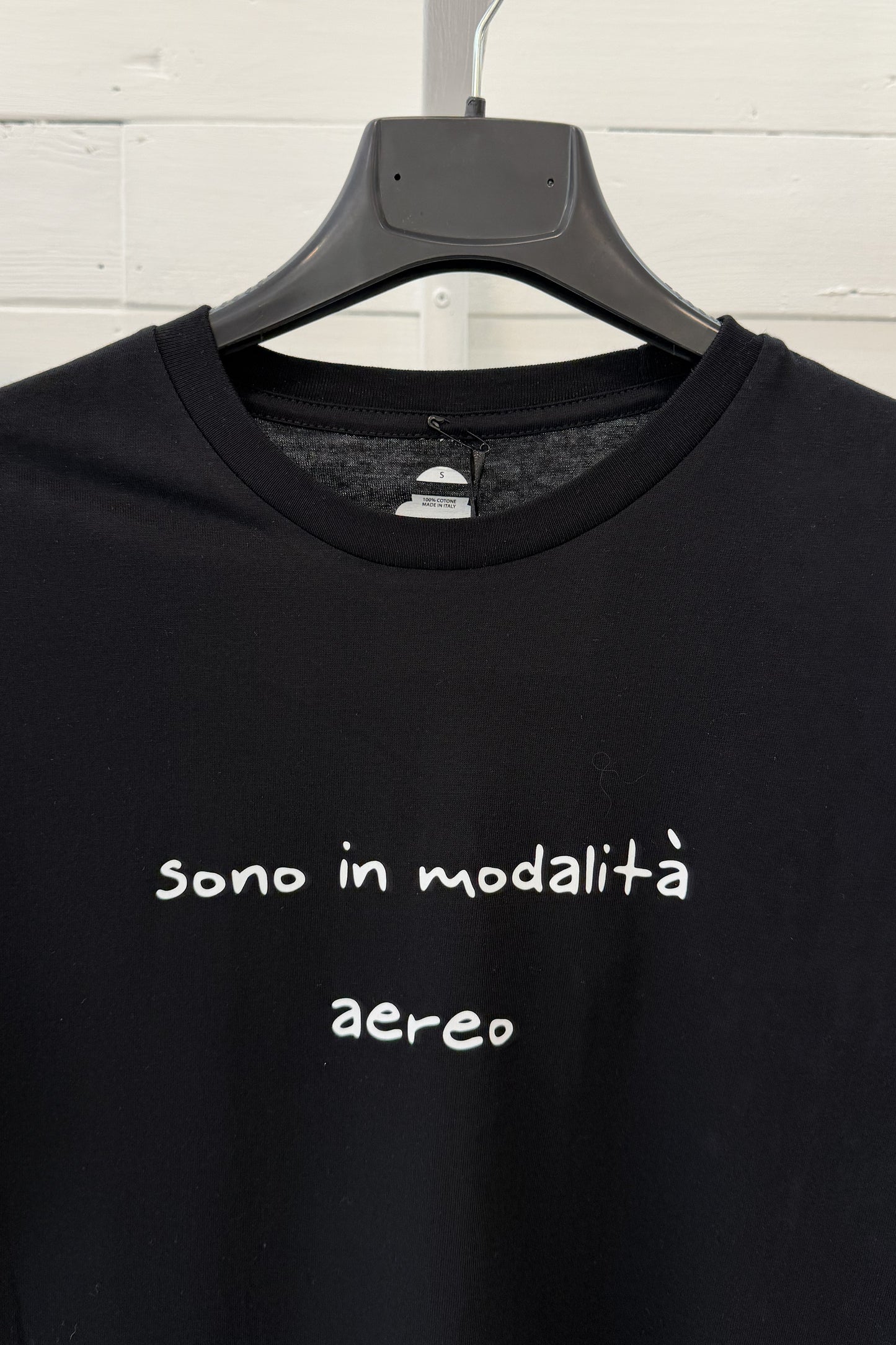 T-shirt con stampa "Sono in modalità aereo"