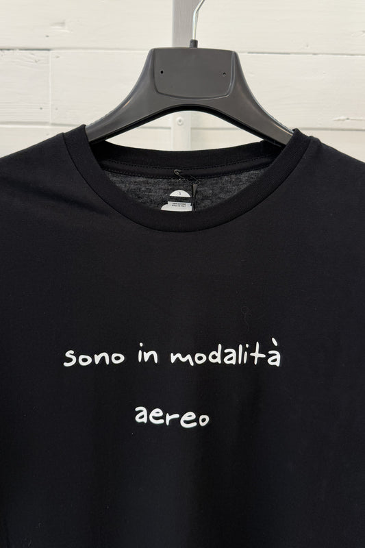 T-shirt con stampa "Sono in modalità aereo"