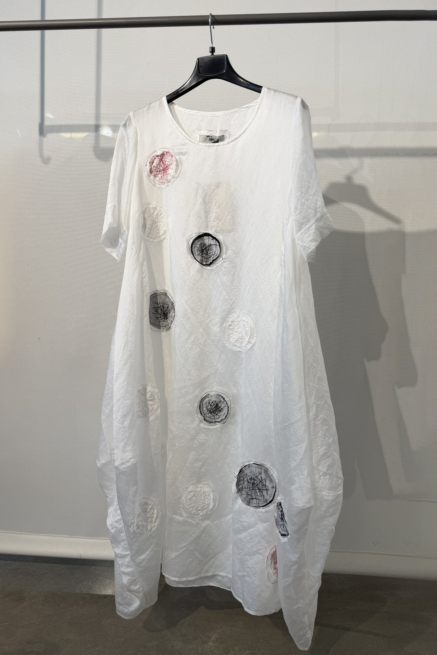 Abito lungo oversize con applicazioni artistiche