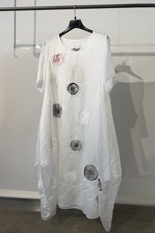 Abito lungo oversize con applicazioni artistiche