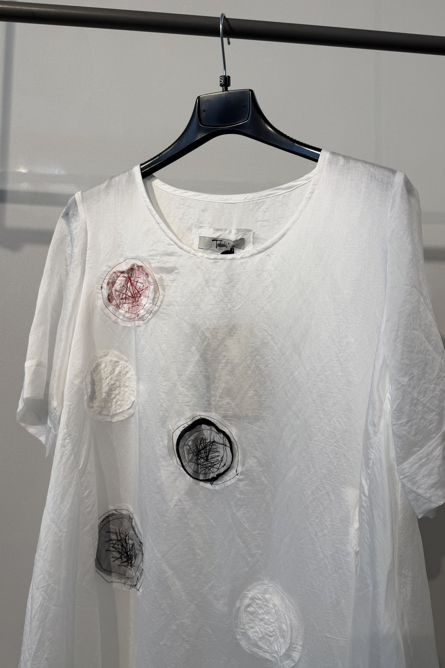 Abito lungo oversize con applicazioni artistiche