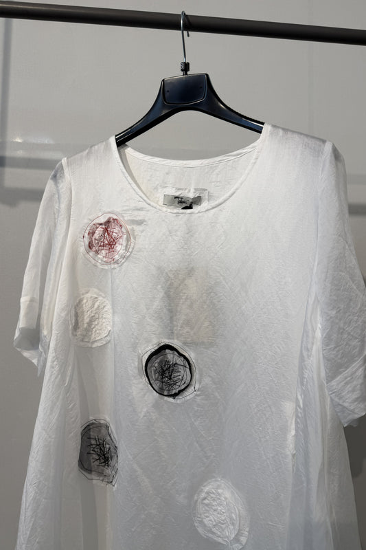 Abito lungo oversize con applicazioni artistiche