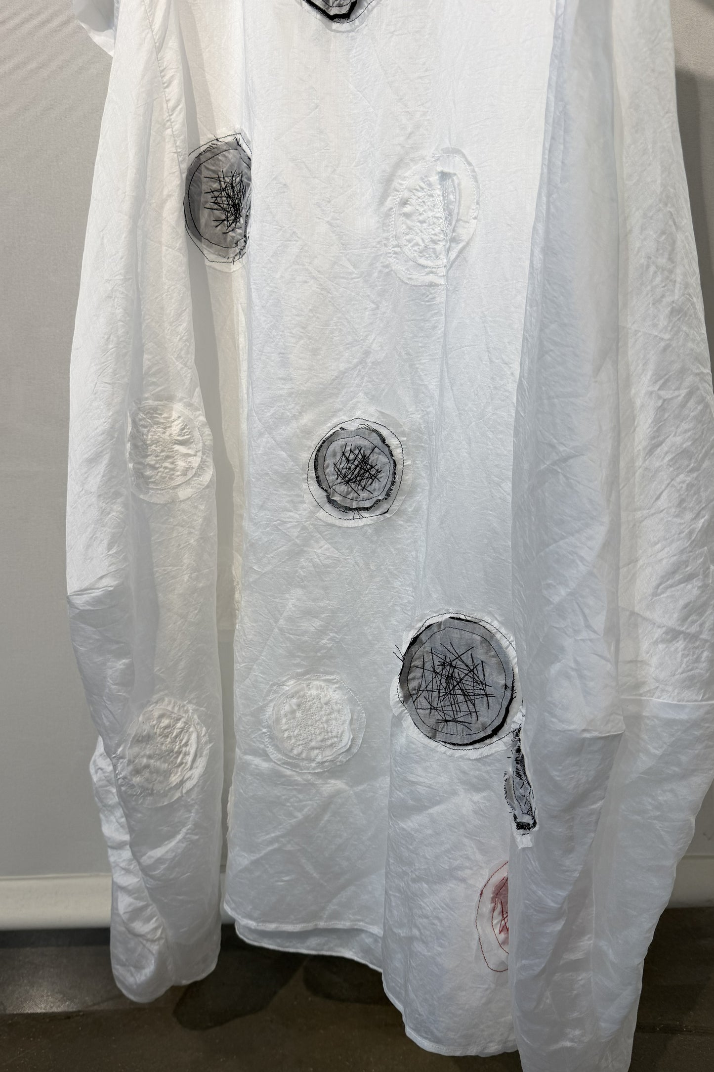 Abito lungo oversize con applicazioni artistiche