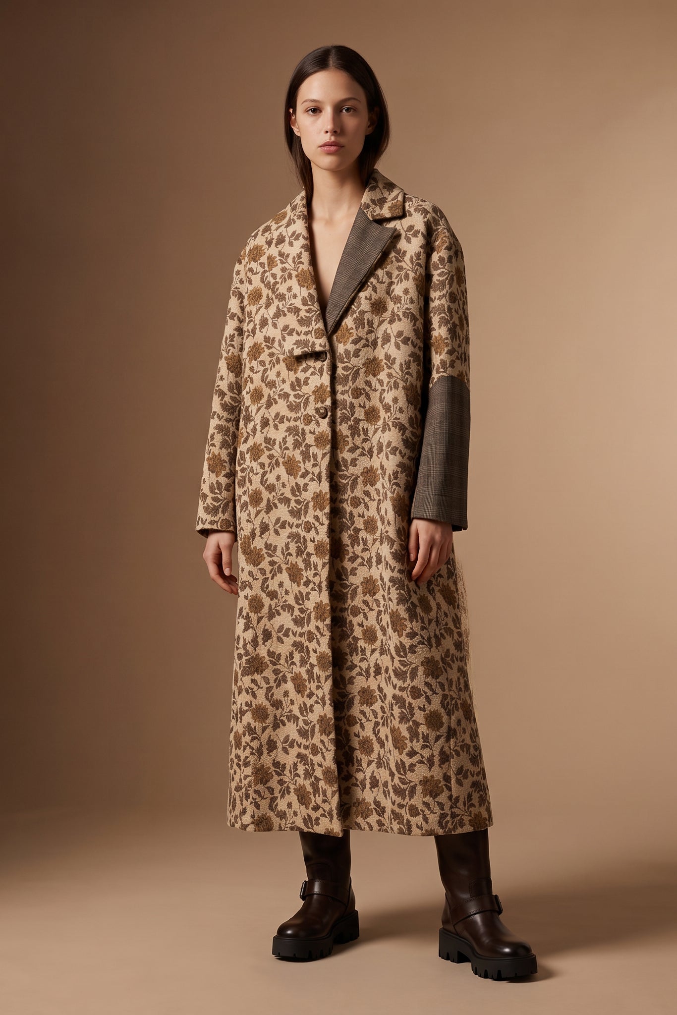 Cappotto Lungo Floreale con Dettagli a Contrasto