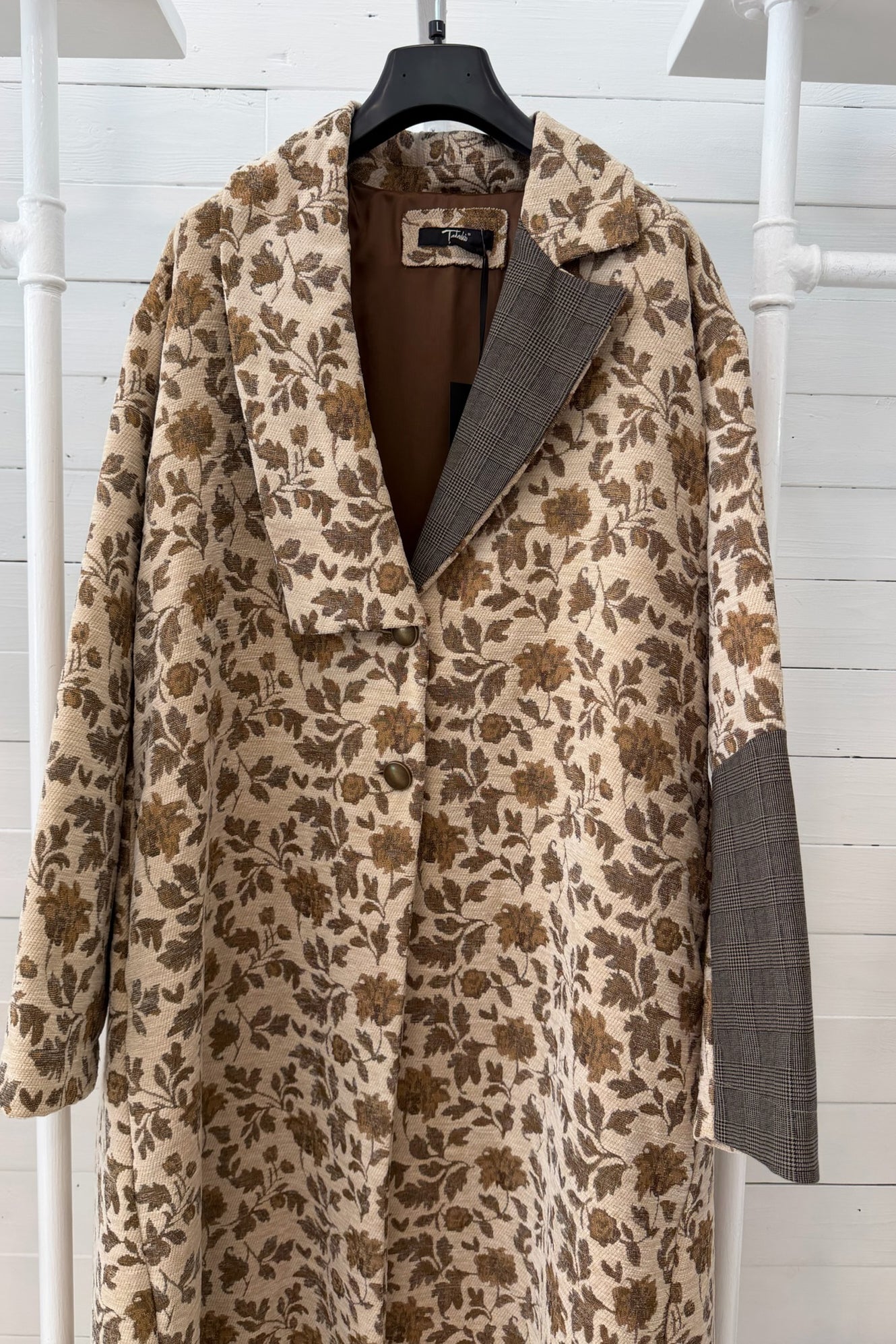 Cappotto Lungo Floreale con Dettagli a Contrasto