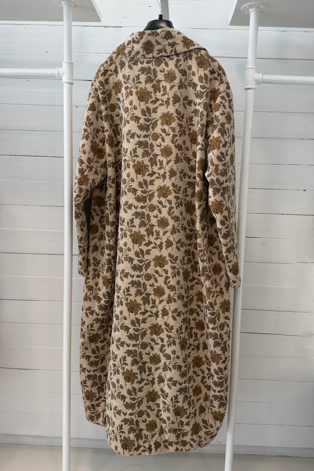 Cappotto Lungo Floreale con Dettagli a Contrasto