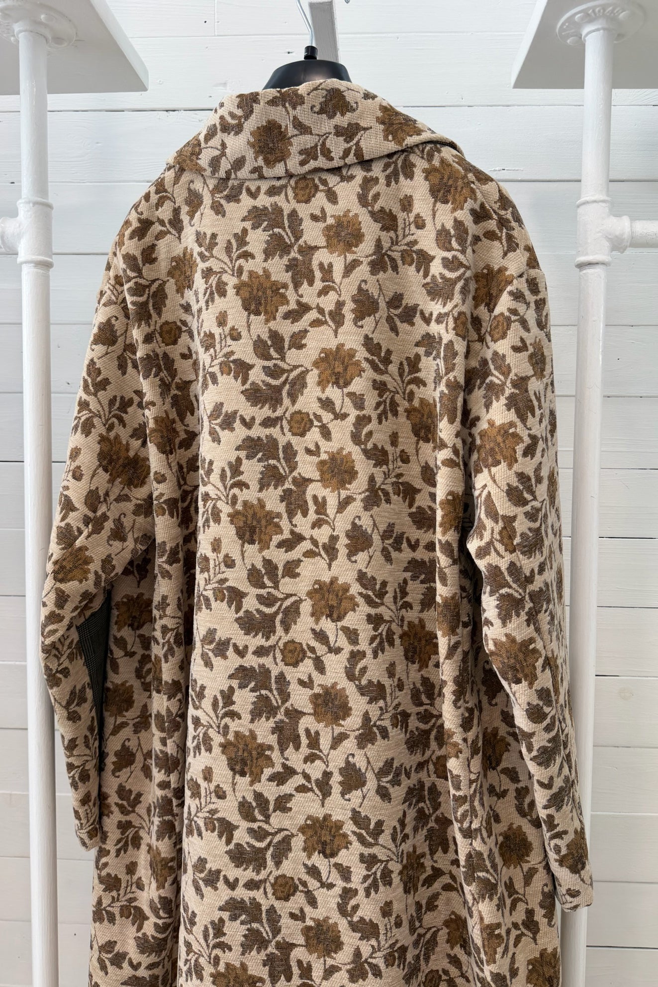Cappotto Lungo Floreale con Dettagli a Contrasto