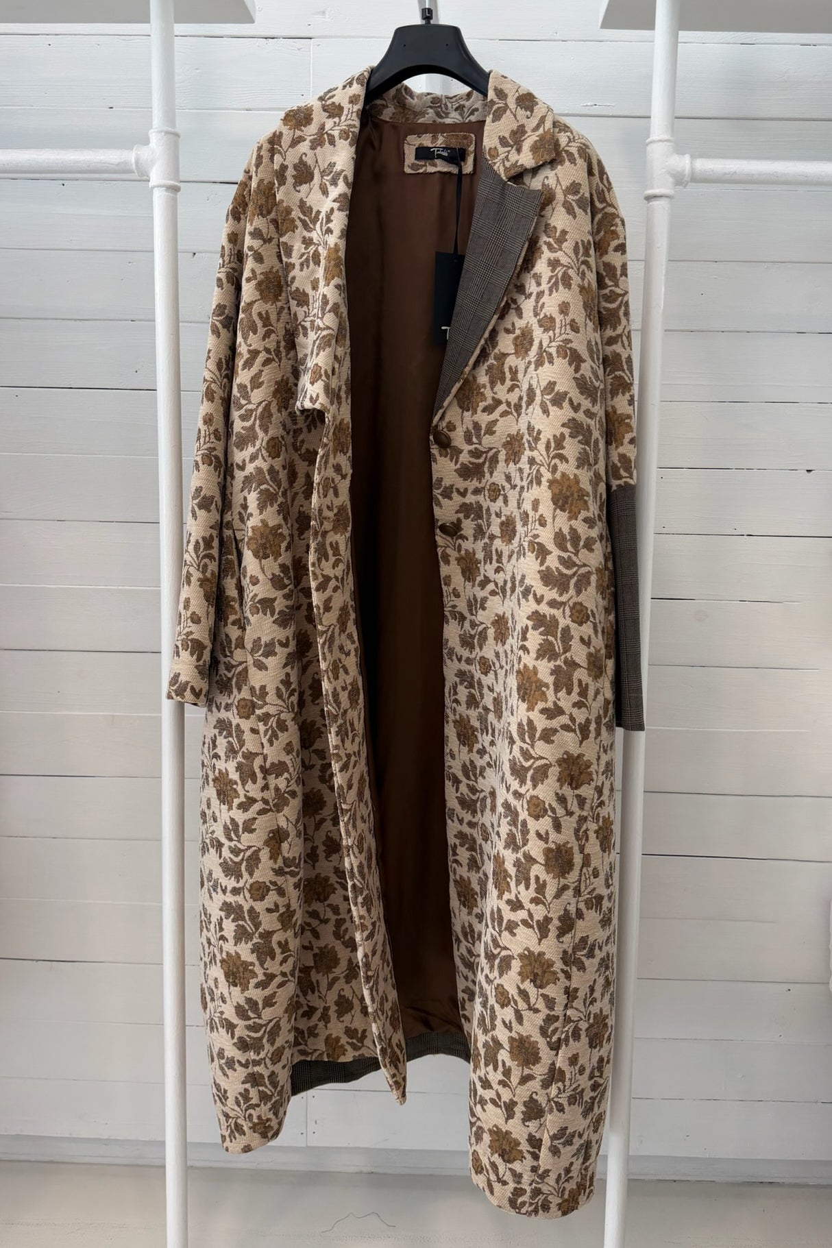 Cappotto Lungo Floreale con Dettagli a Contrasto