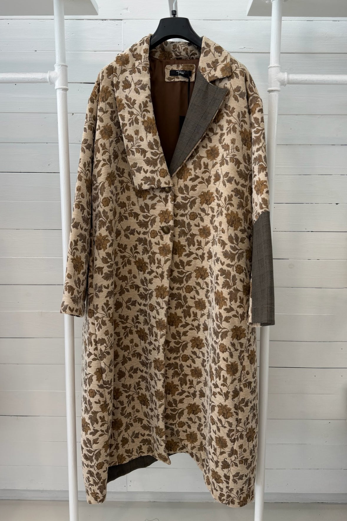 Cappotto Lungo Floreale con Dettagli a Contrasto