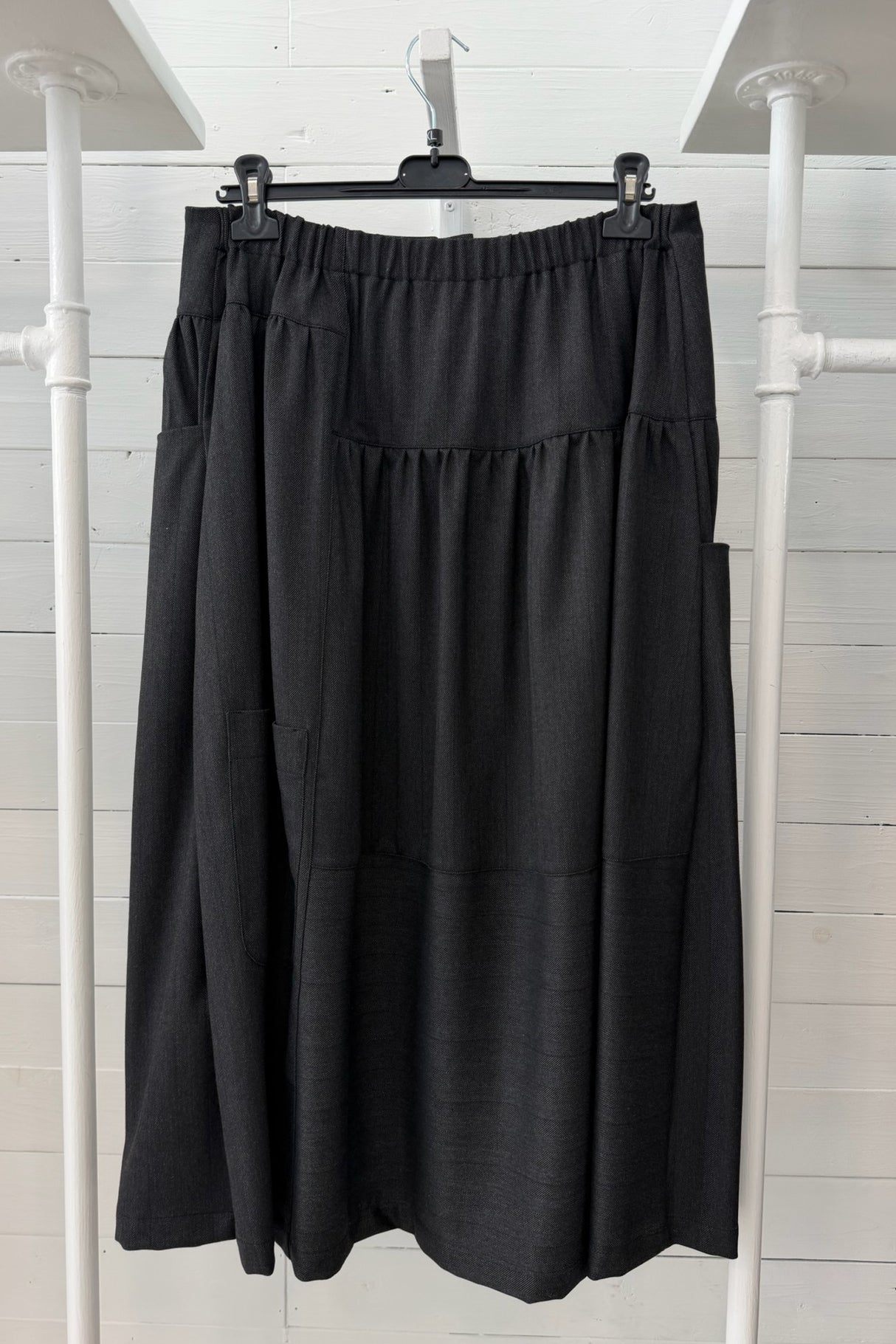 Gonna midi con maxi tasche applicate