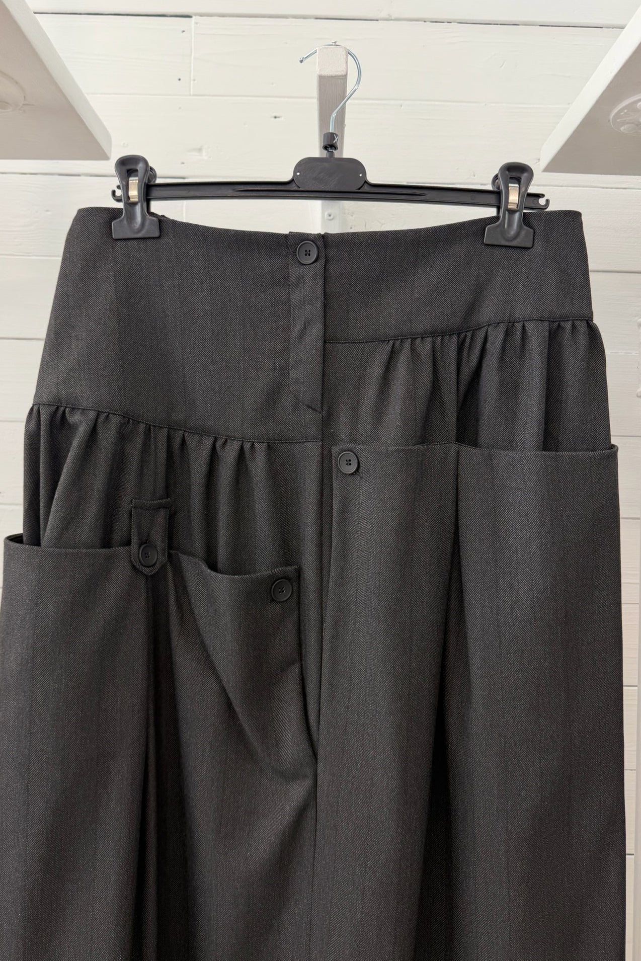 Gonna midi con maxi tasche applicate
