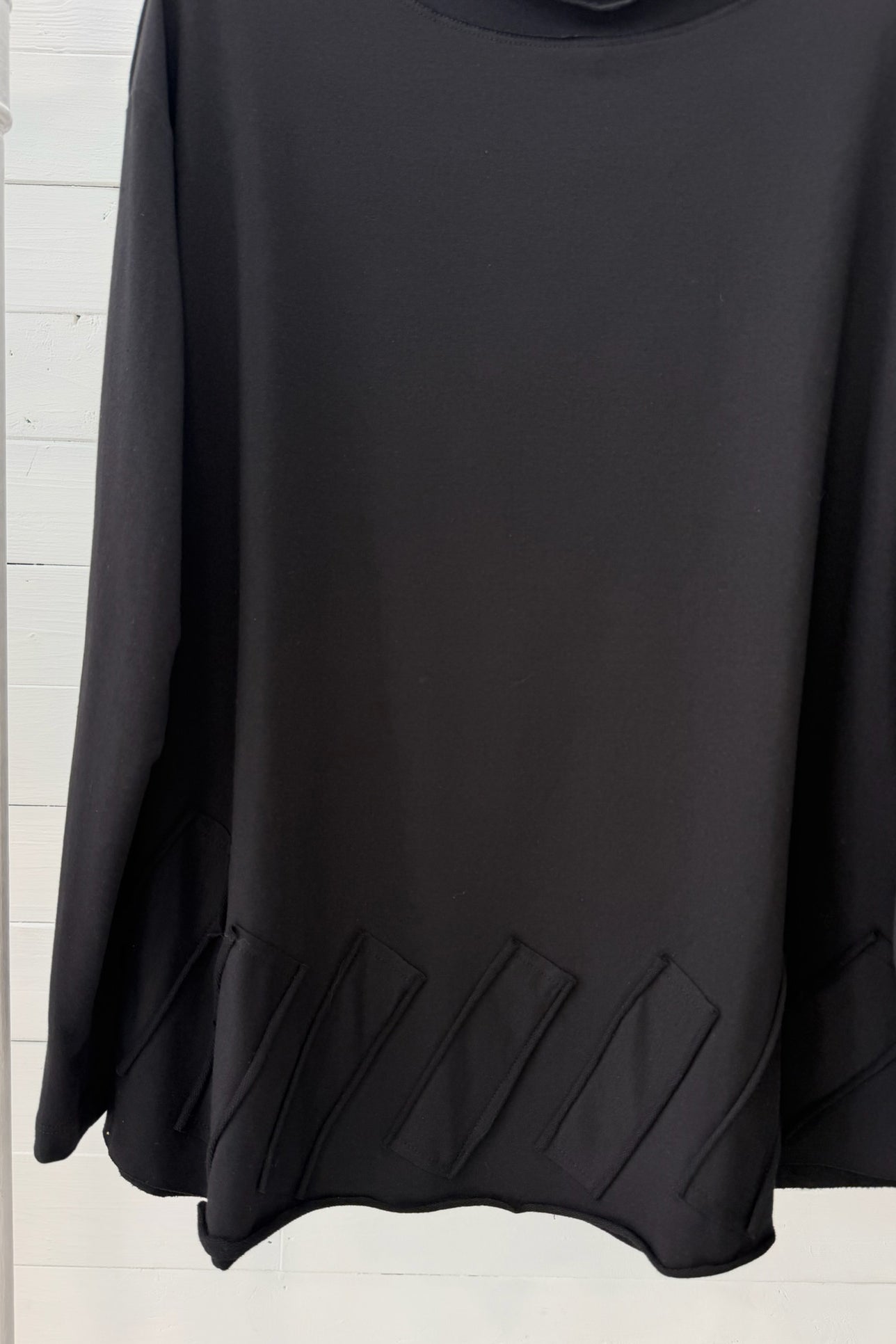 Maglia Ampia con Applicazioni Geometriche