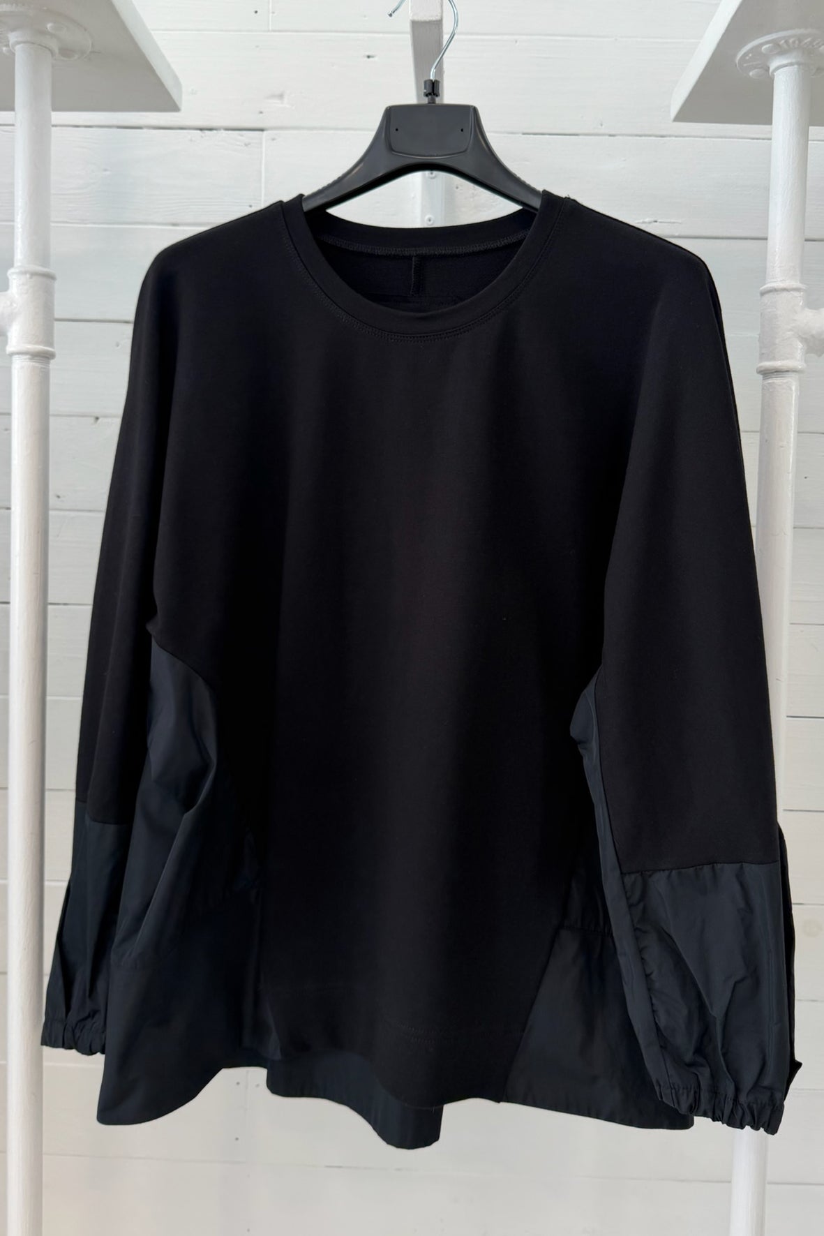 Maglia Ampia con Inserti in Tessuto Tecnico