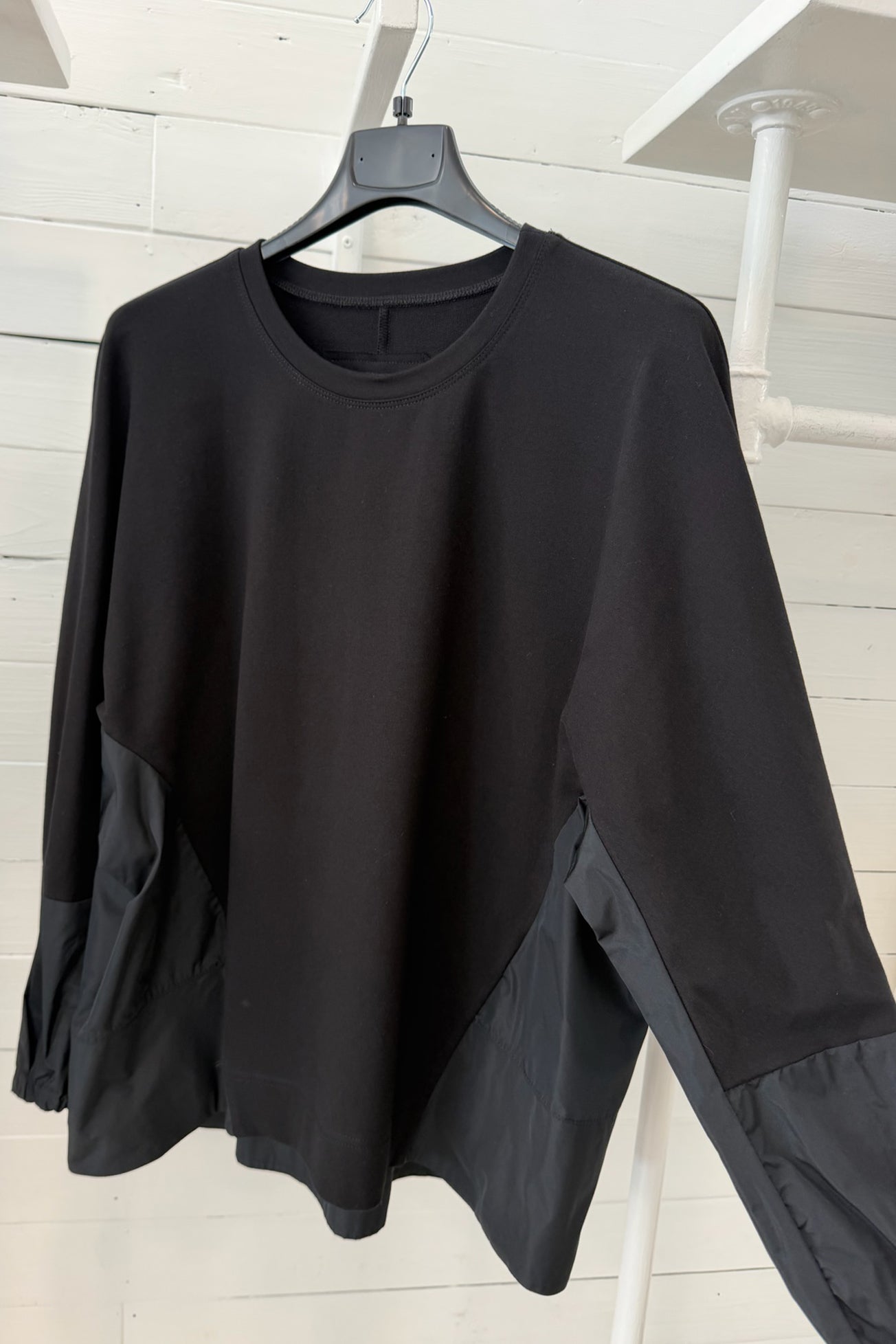 Maglia Ampia con Inserti in Tessuto Tecnico