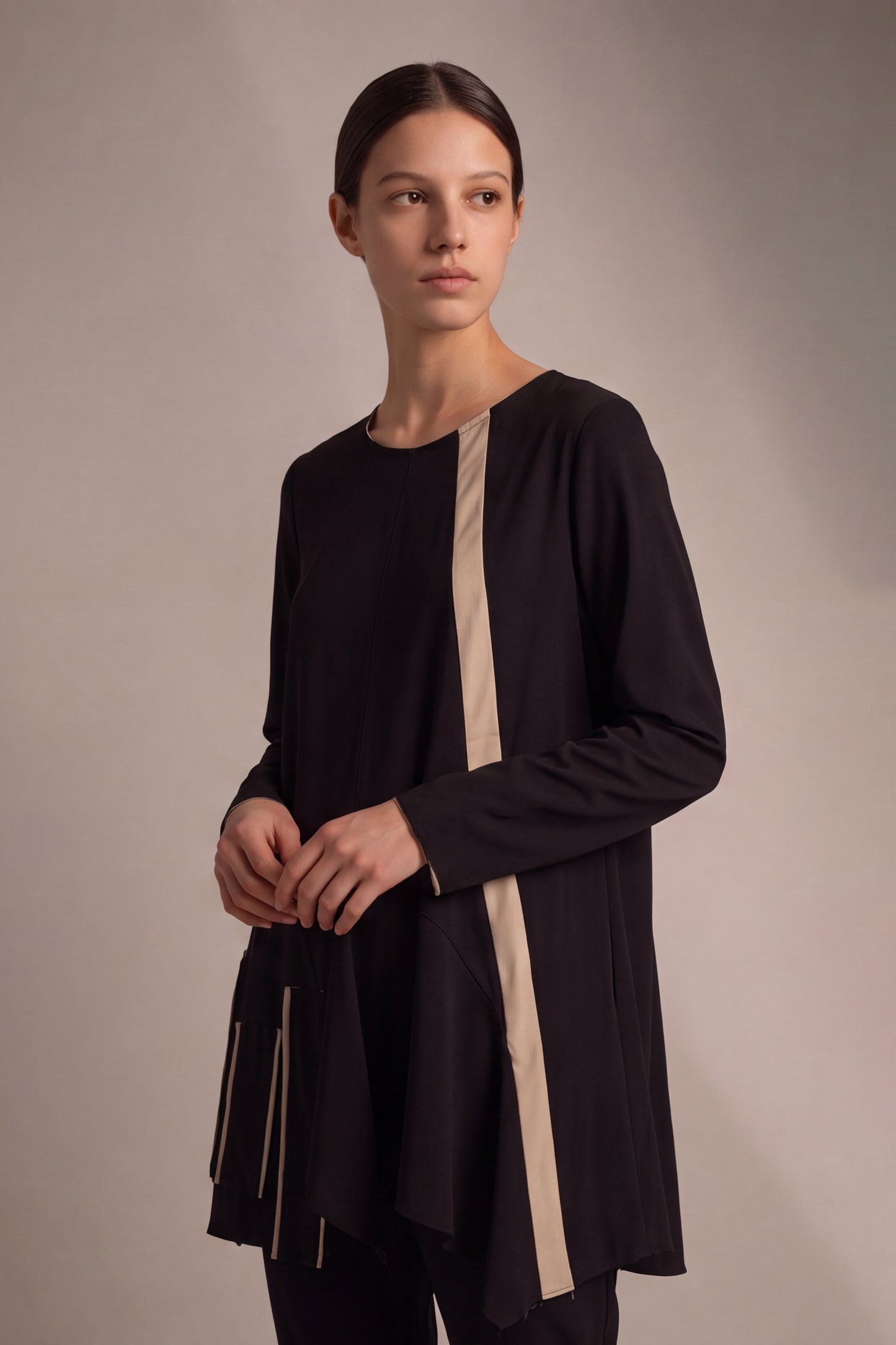 Maglia Asimmetrica con Inserti Geometrici a Contrasto