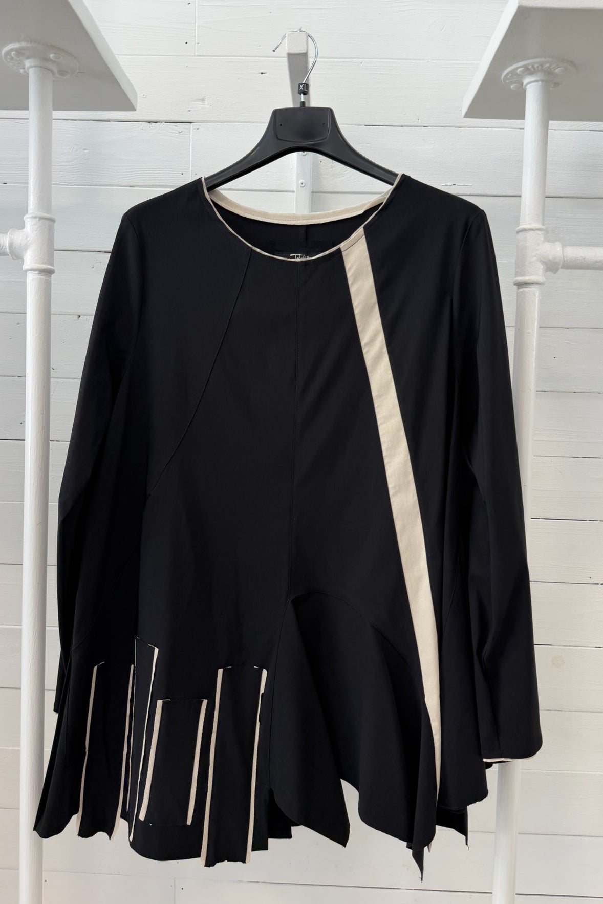 Maglia Asimmetrica con Inserti Geometrici a Contrasto