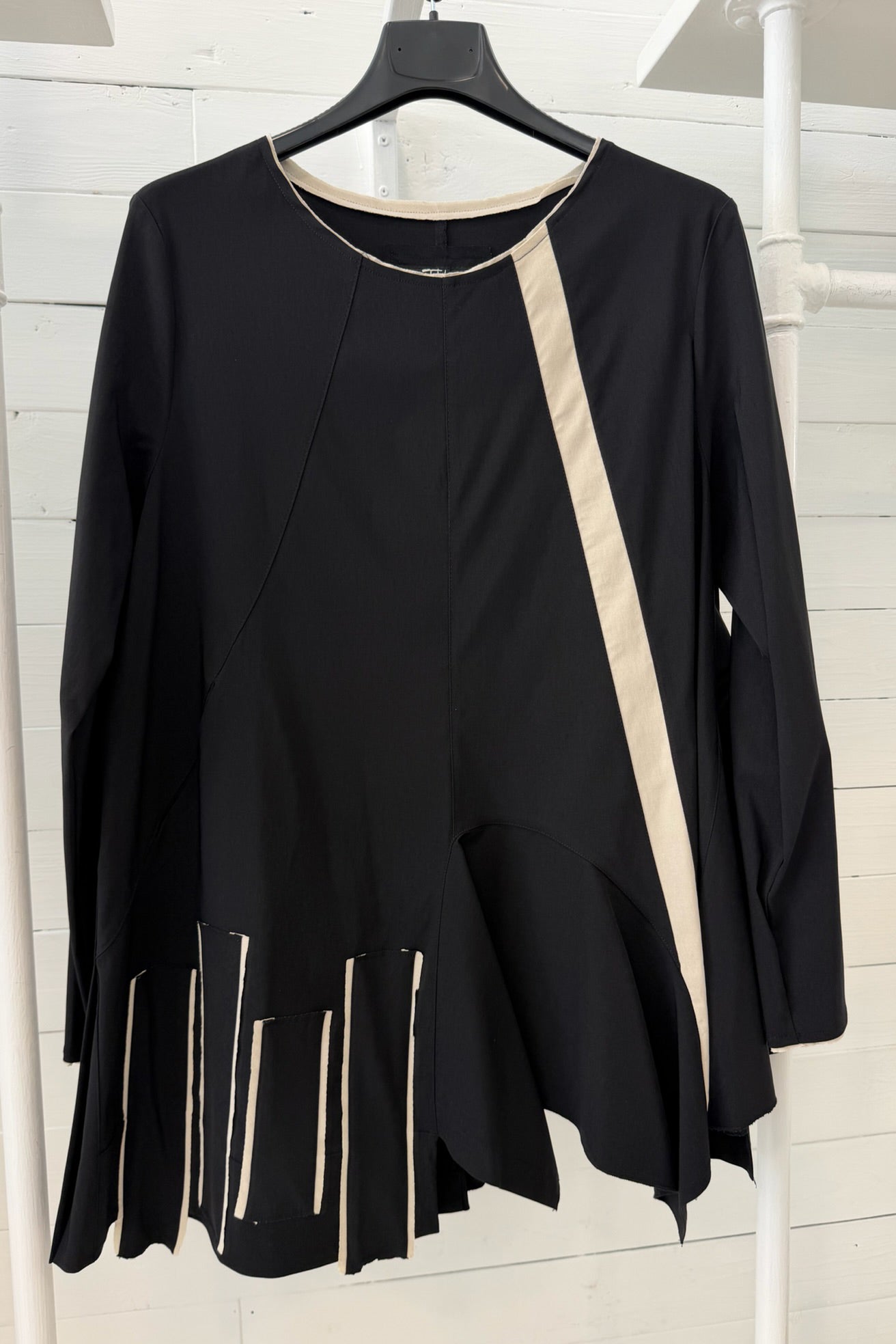 Maglia Asimmetrica con Inserti Geometrici a Contrasto