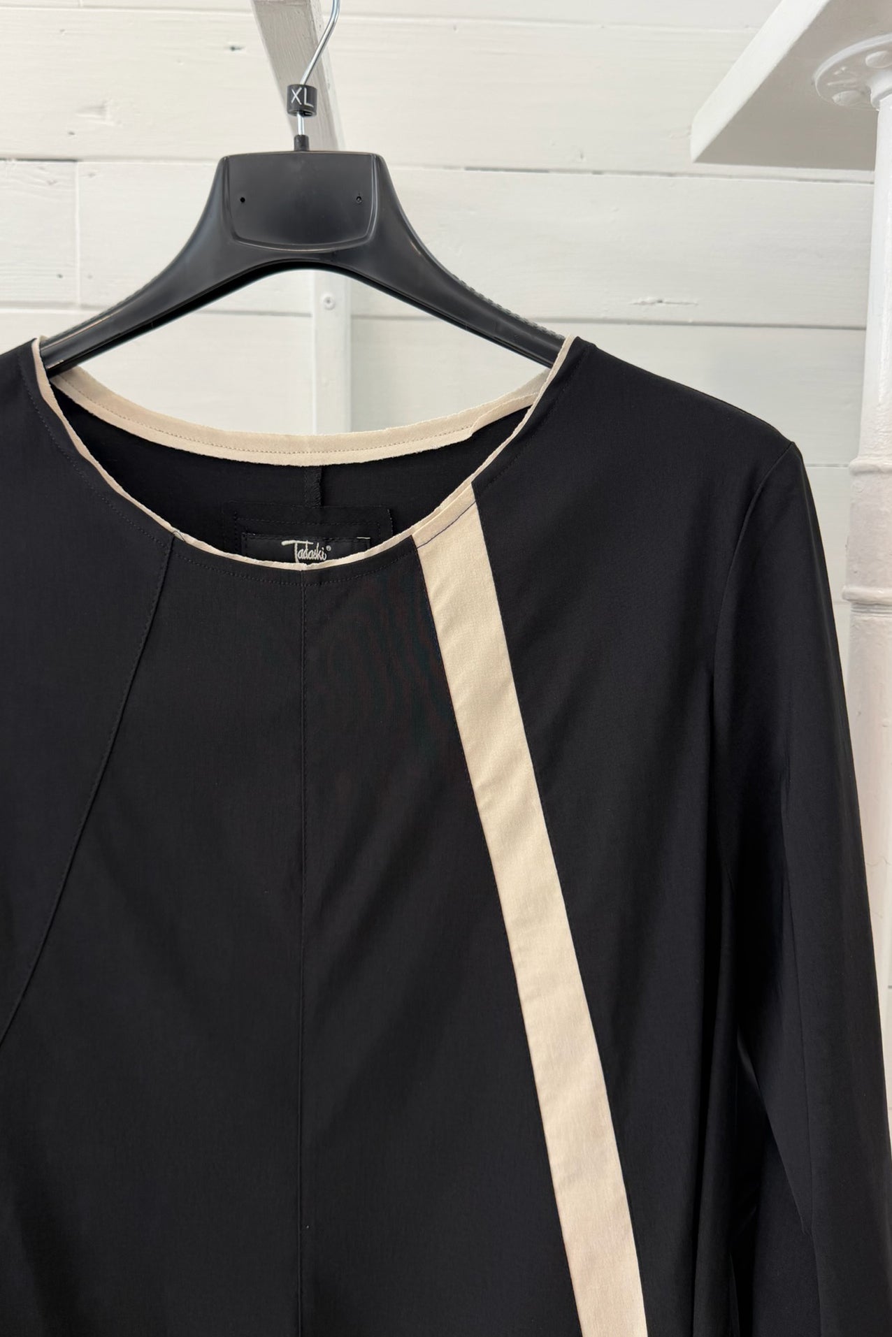 Maglia Asimmetrica con Inserti Geometrici a Contrasto
