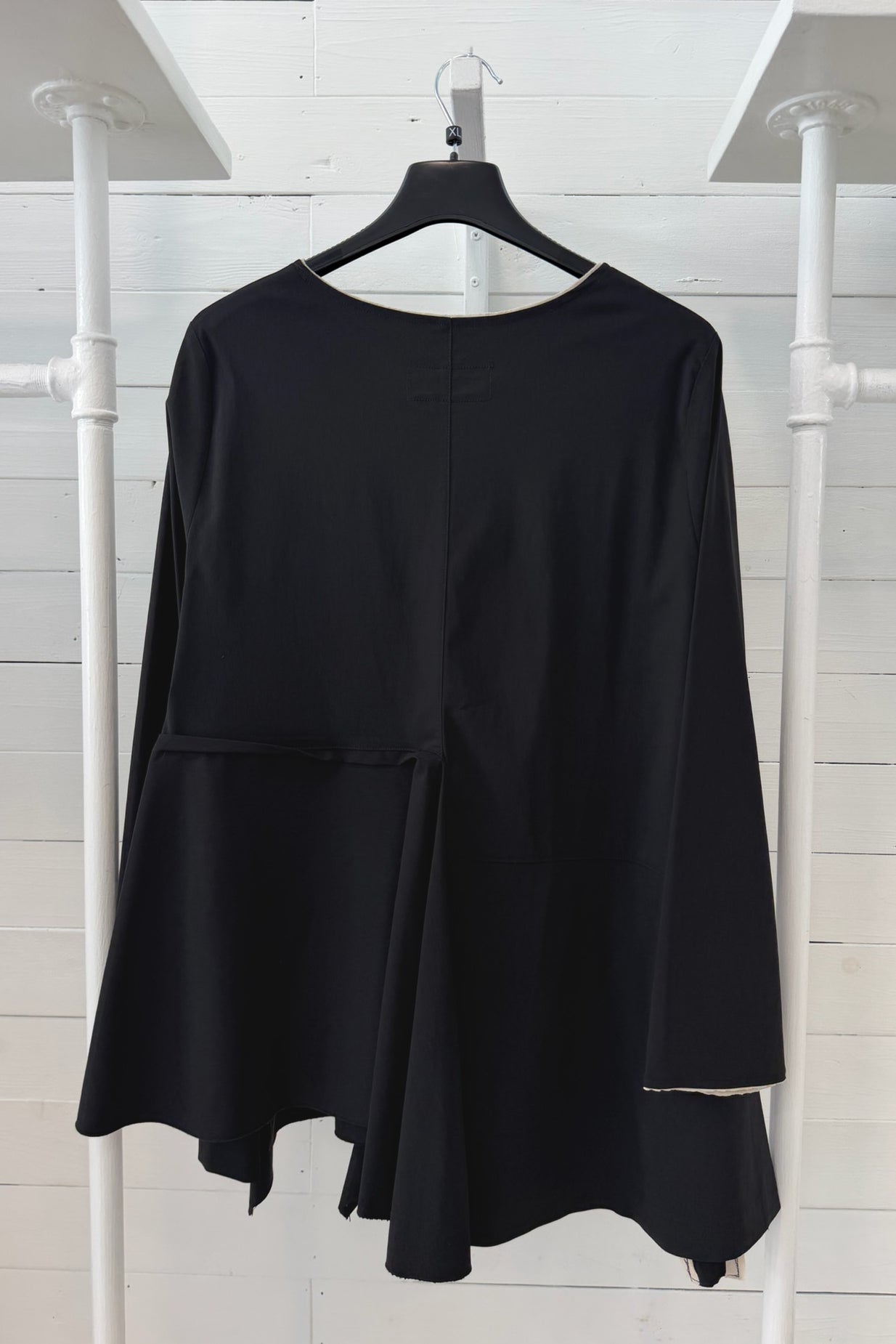 Maglia Asimmetrica con Inserti Geometrici a Contrasto