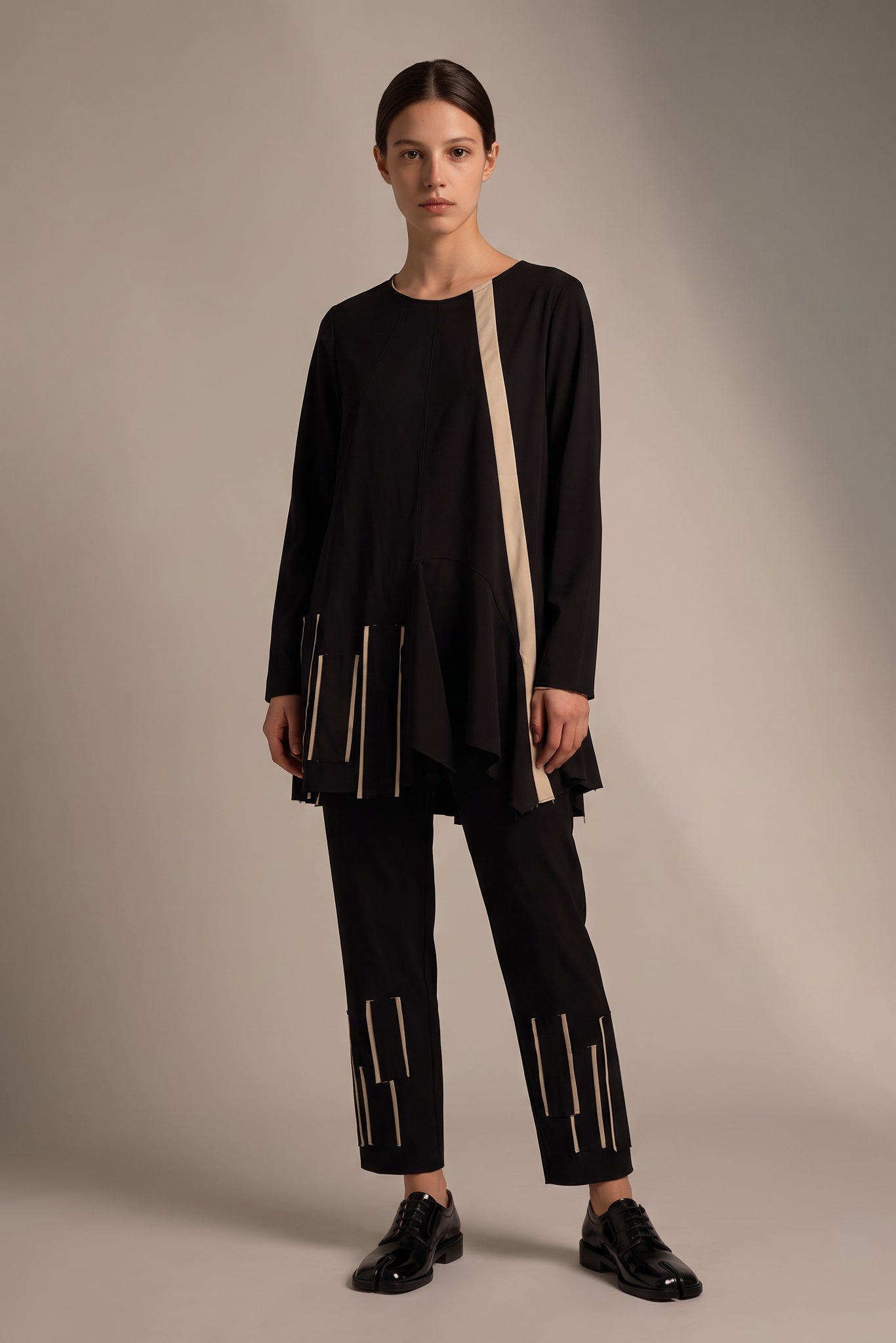 Maglia Asimmetrica con Inserti Geometrici a Contrasto