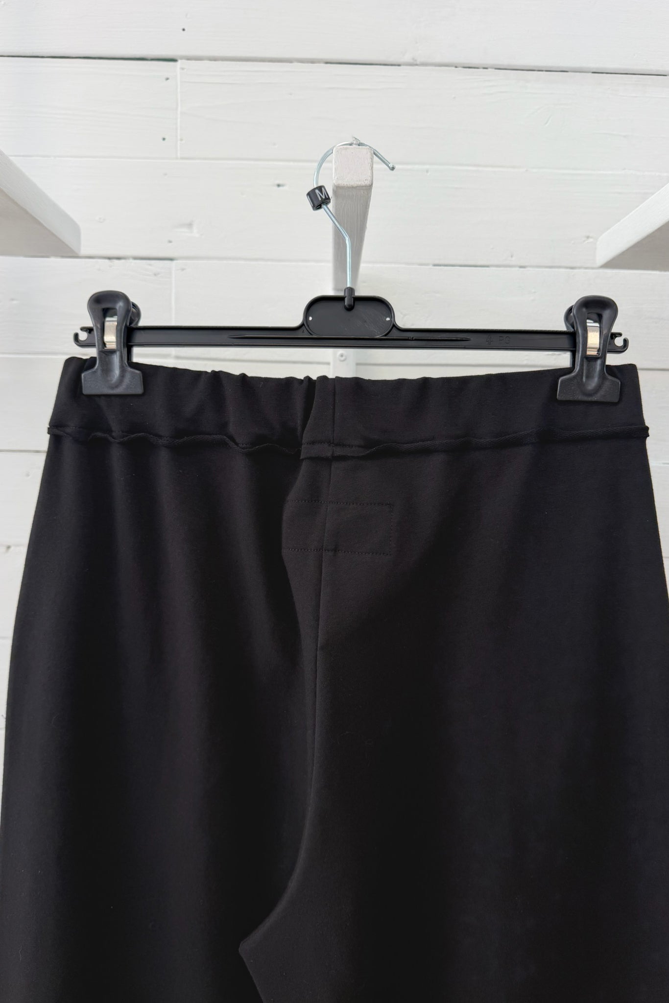 Pantalone Ampio con Applicazioni Geometriche