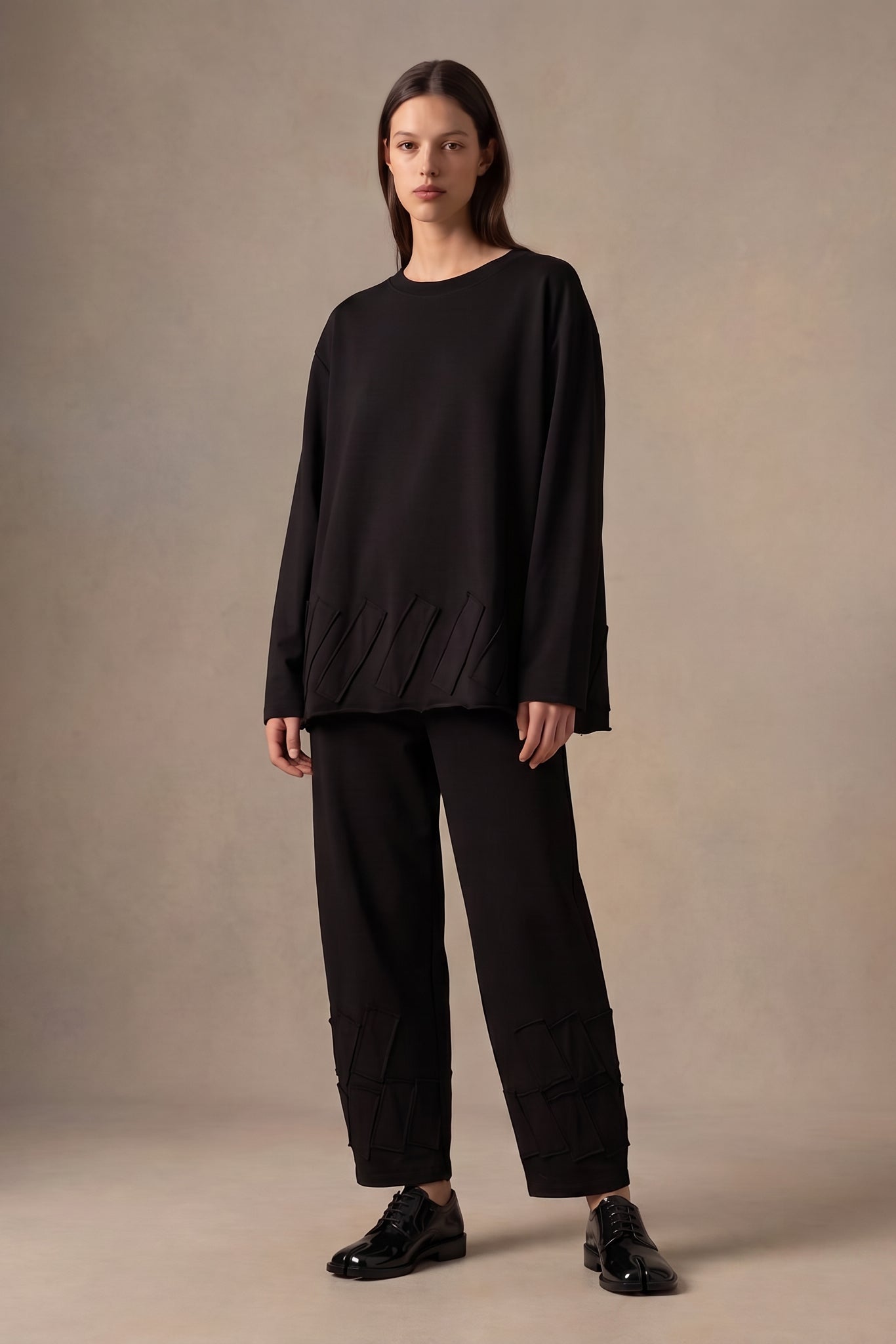 Pantalone Ampio con Applicazioni Geometriche