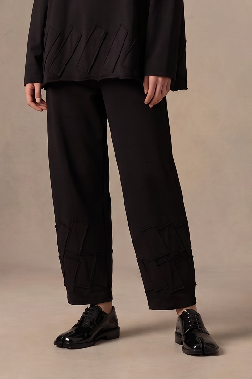 Pantalone Ampio con Applicazioni Geometriche