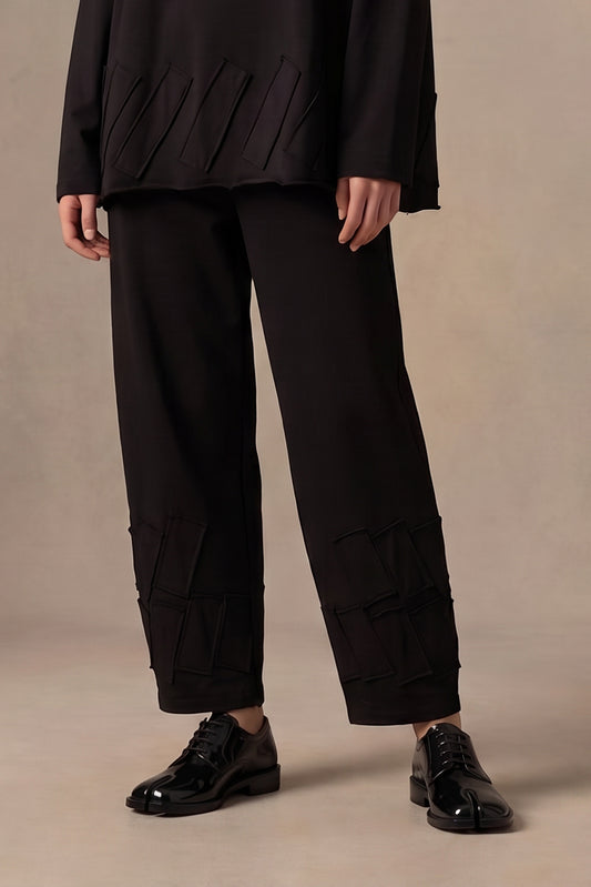 Pantalone Ampio con Applicazioni Geometriche