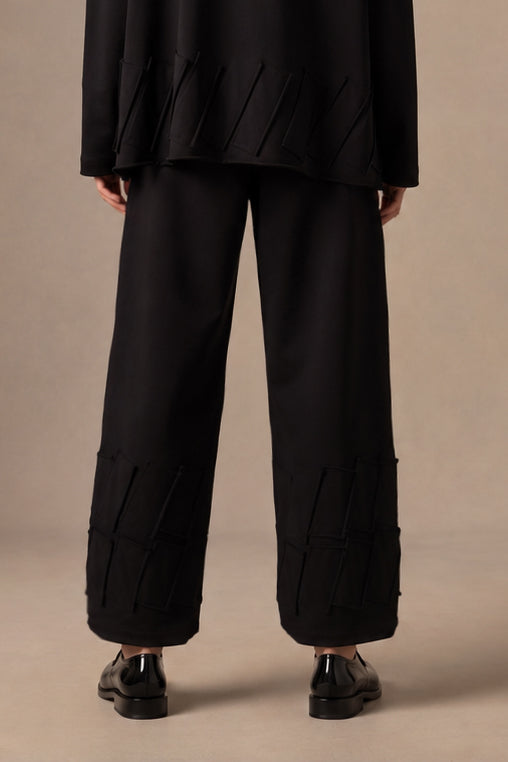 Pantalone Ampio con Applicazioni Geometriche