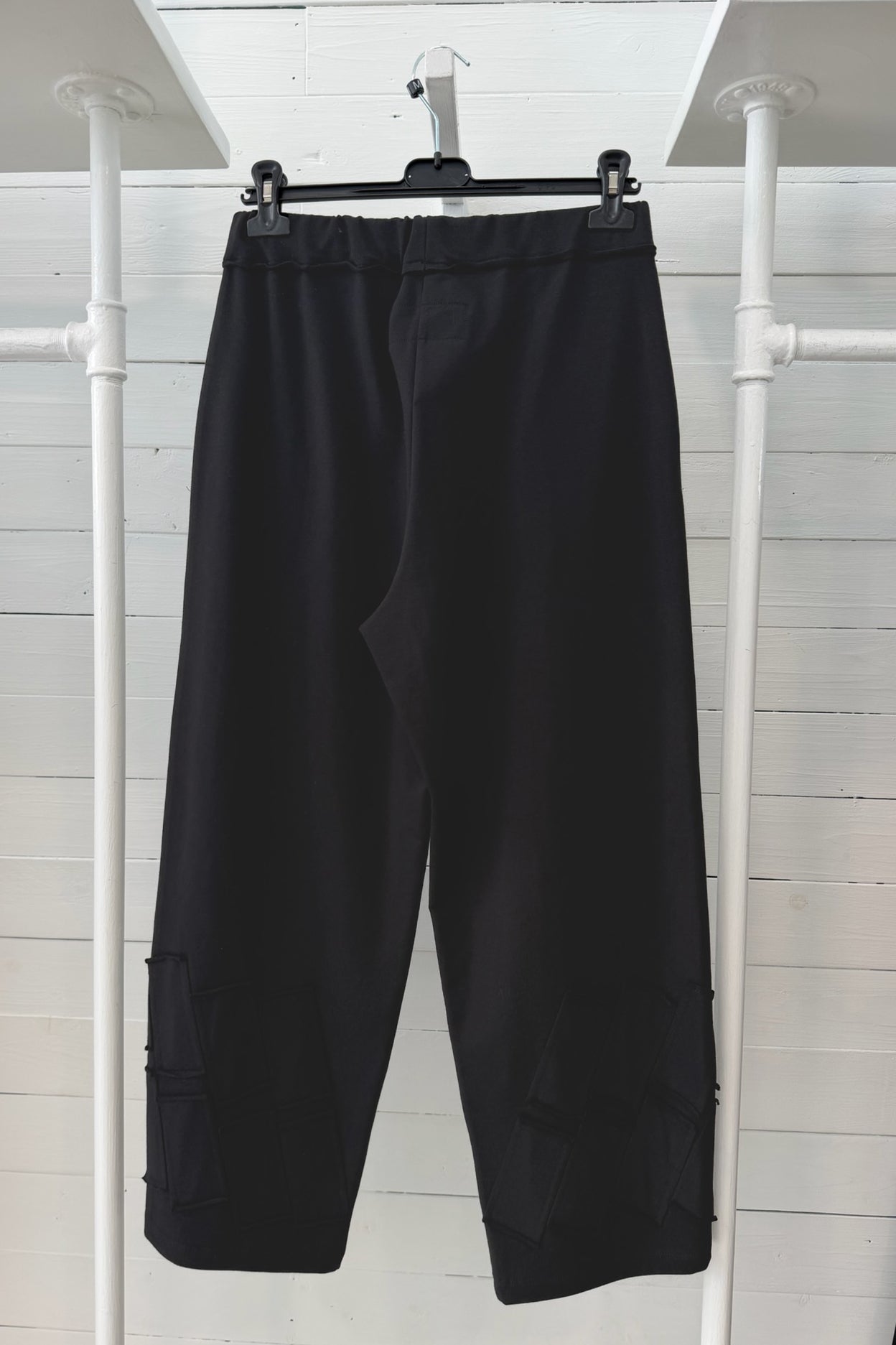 Pantalone Ampio con Applicazioni Geometriche