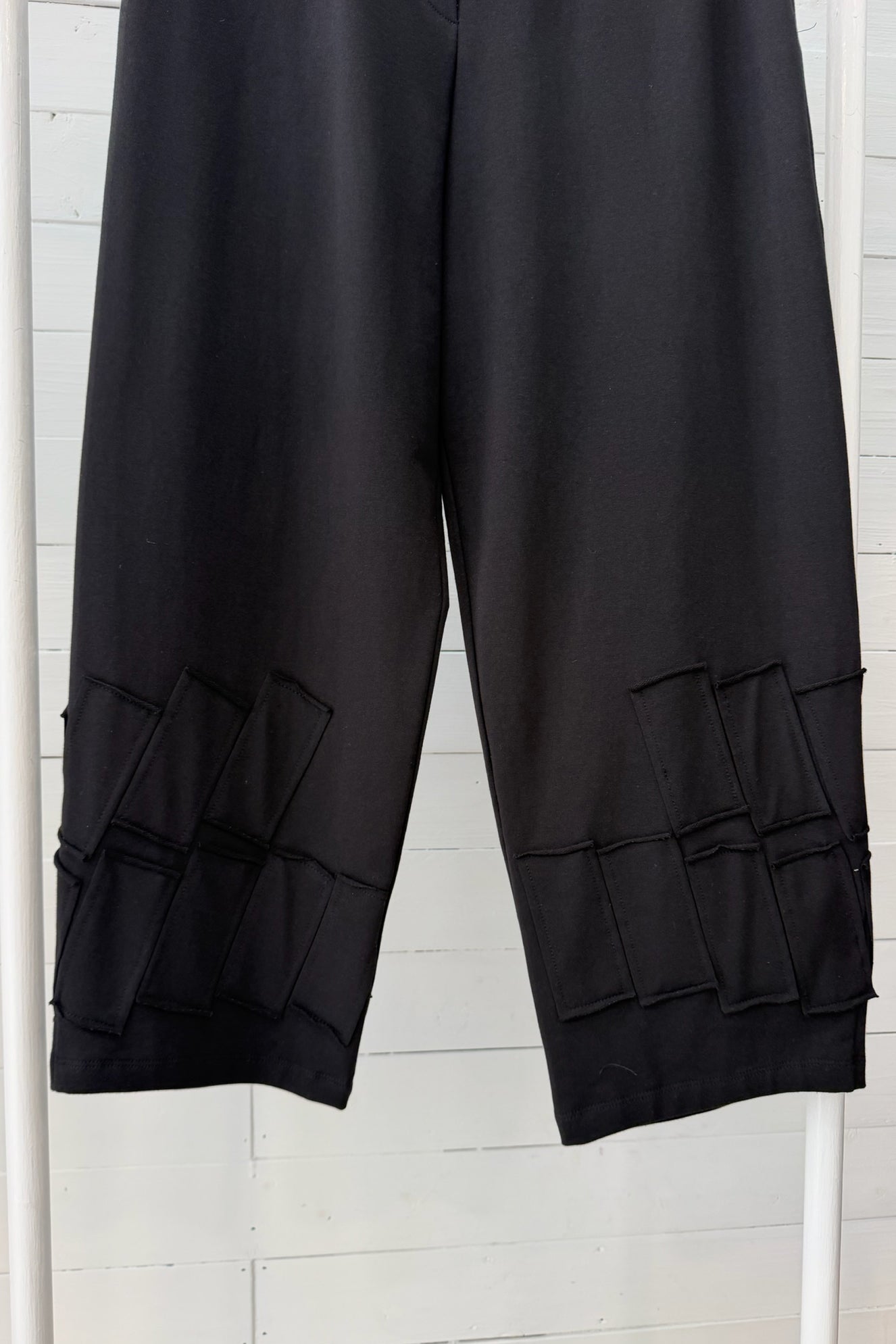 Pantalone Ampio con Applicazioni Geometriche