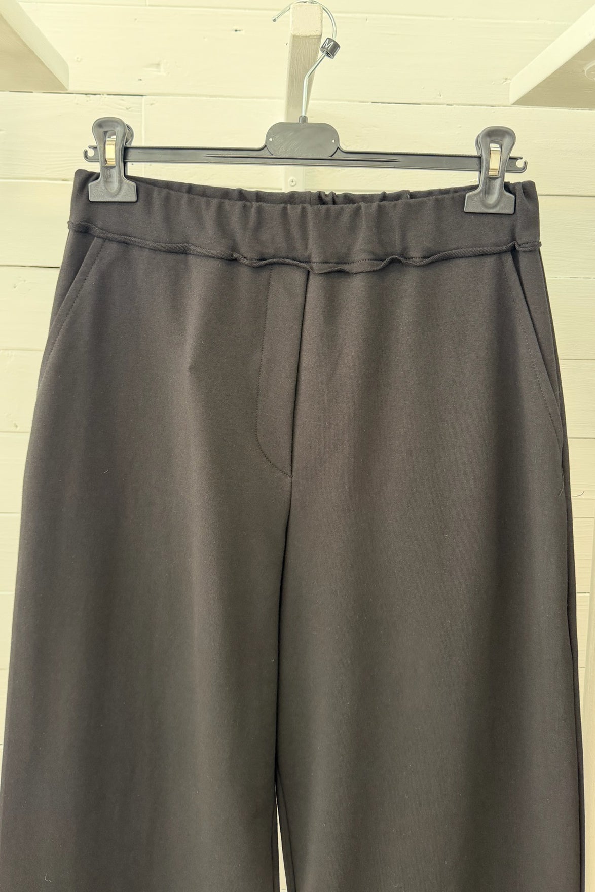 Pantalone Ampio con Applicazioni Geometriche