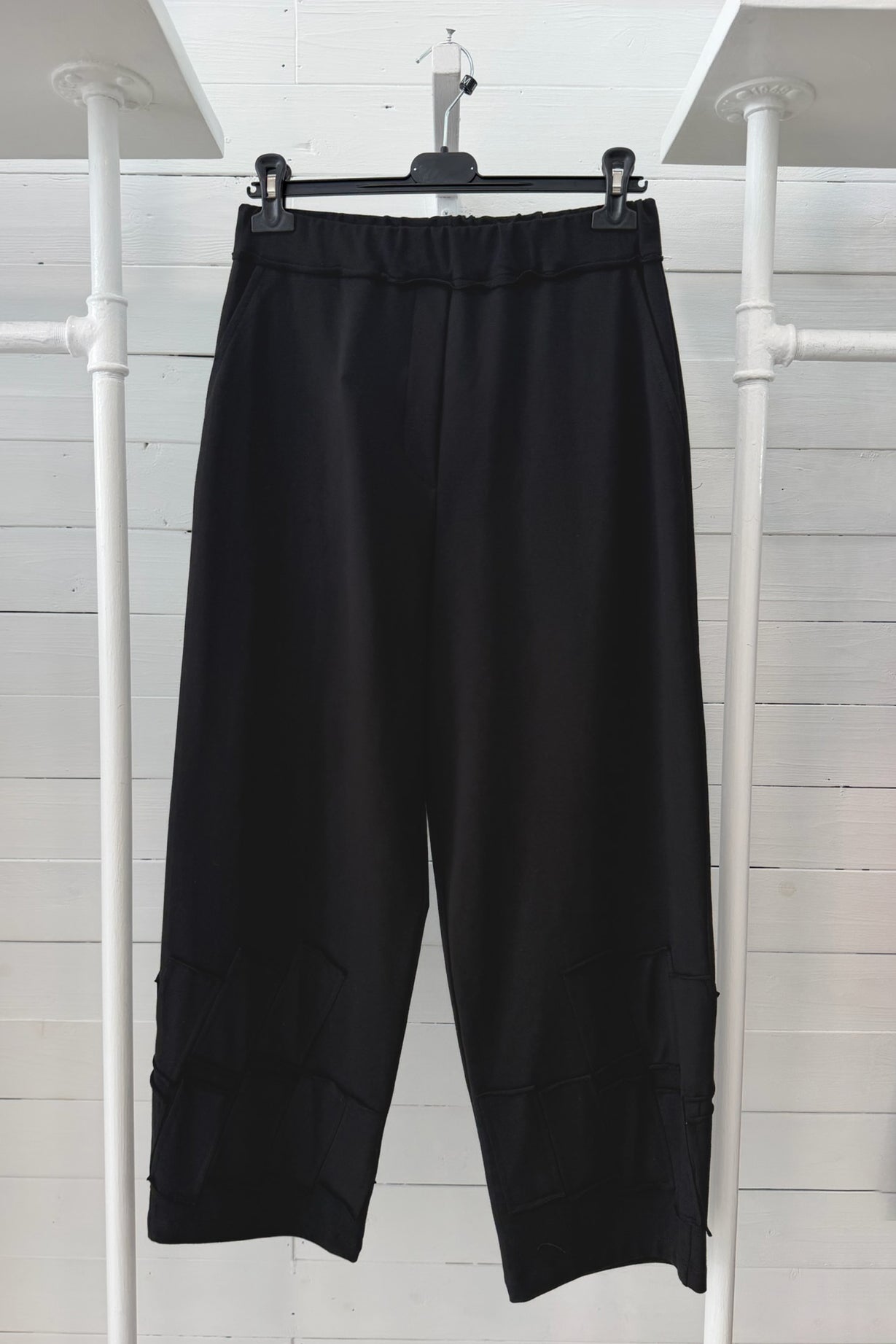 Pantalone Ampio con Applicazioni Geometriche