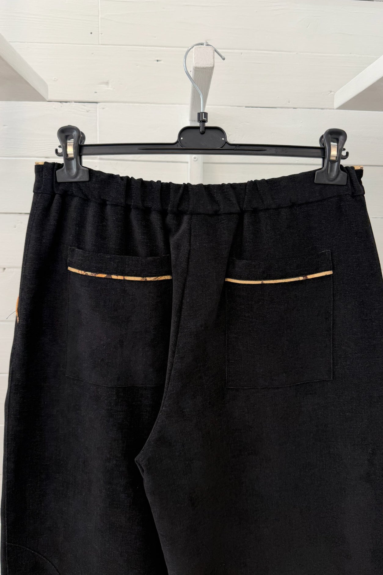 Pantalone con Dettagli Fantasia