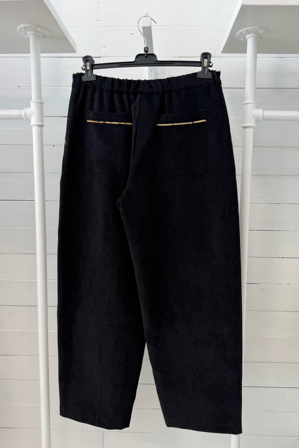 Pantalone con Dettagli Fantasia