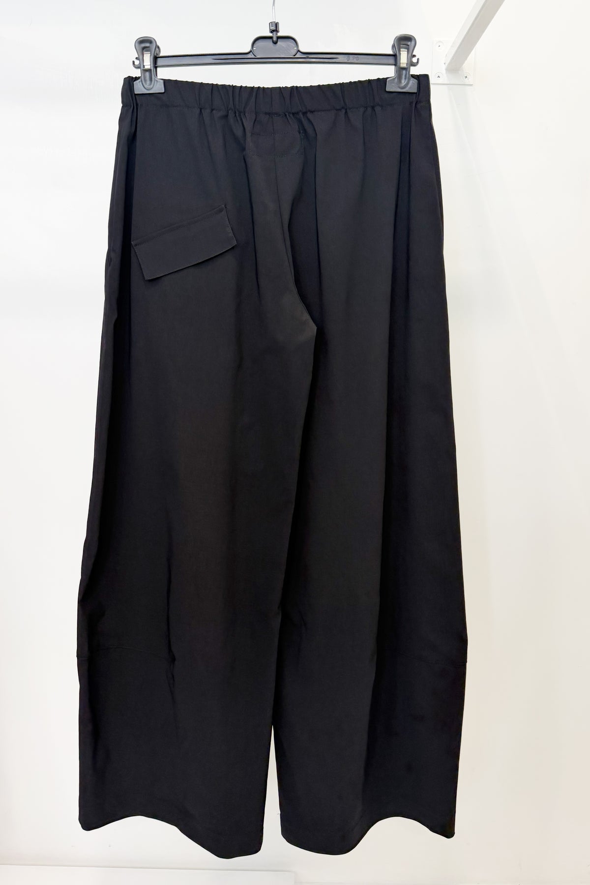 Pantalone ovetto con bottoni al fondo