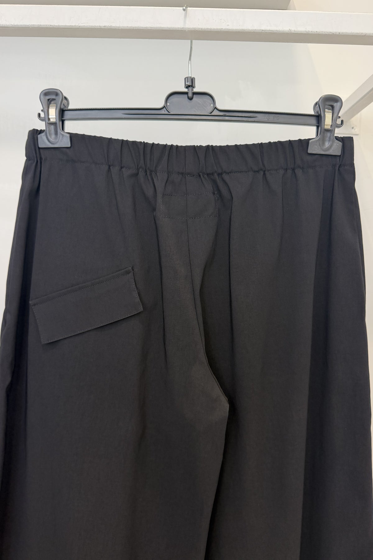 Pantalone ovetto con bottoni al fondo