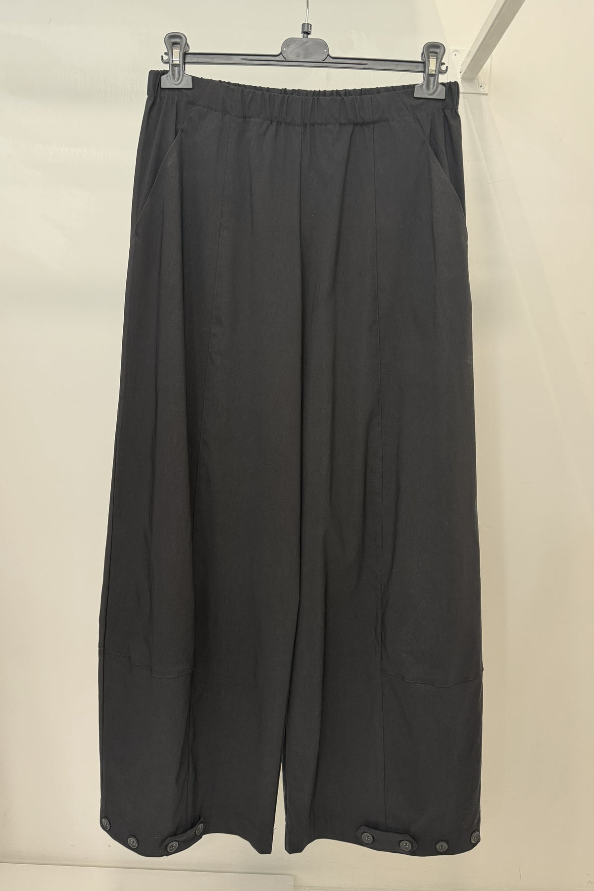 Pantalone ovetto con bottoni al fondo