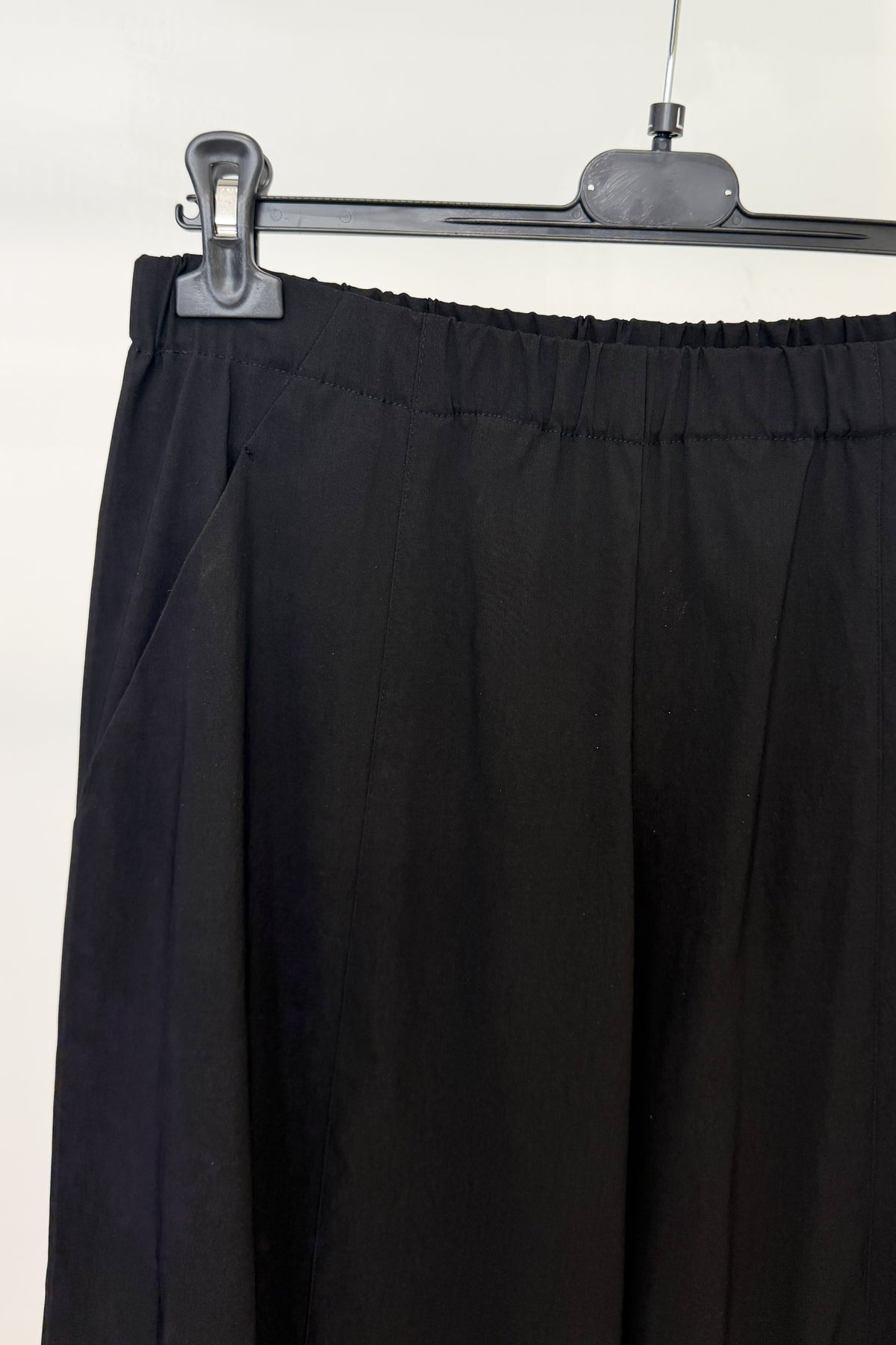 Pantalone ovetto con bottoni al fondo