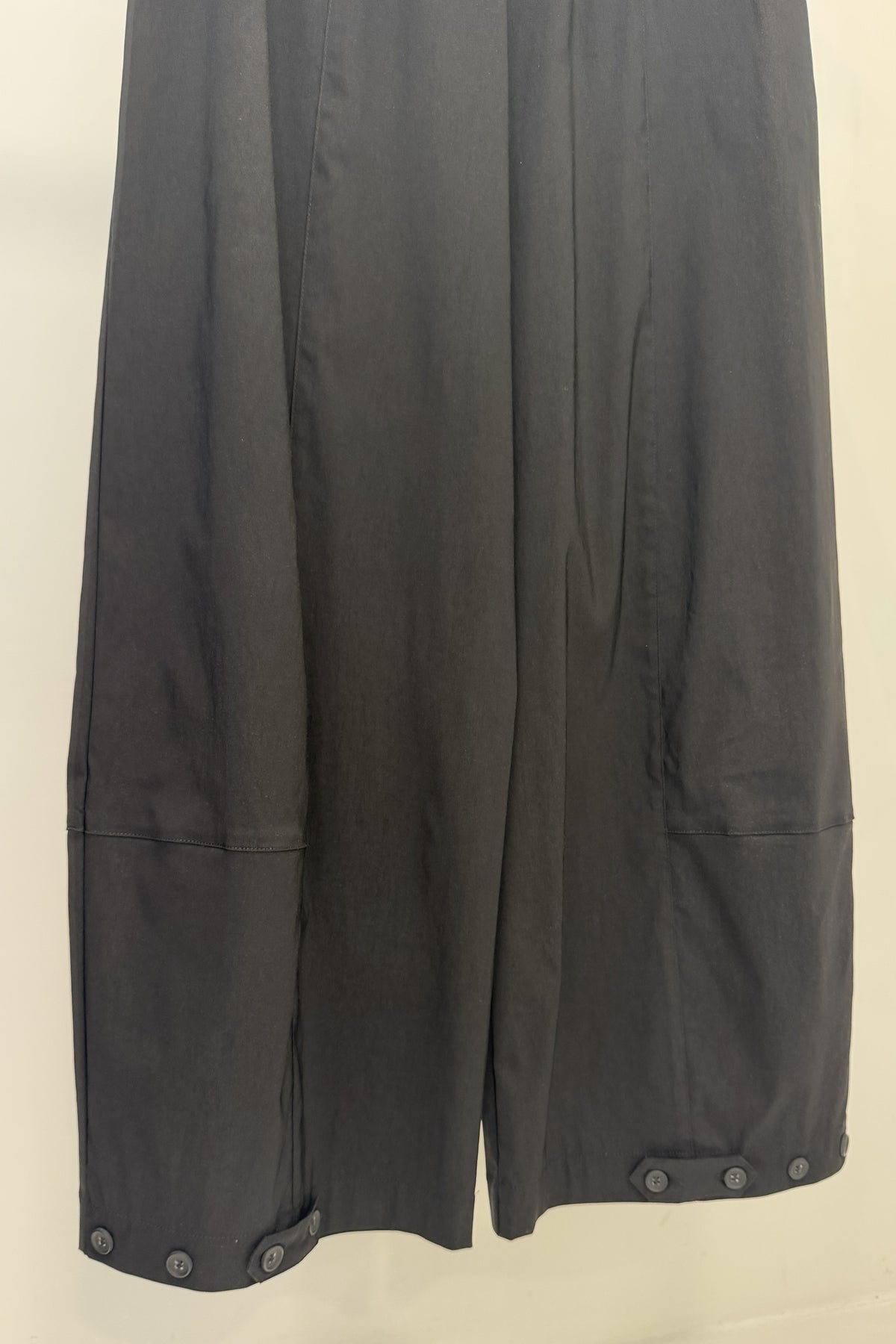 Pantalone ovetto con bottoni al fondo