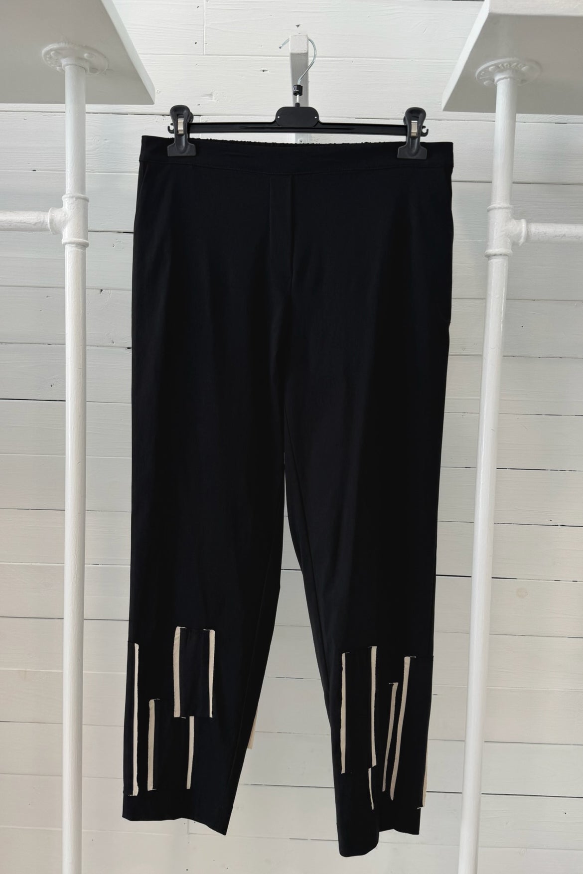 Pantaloni con Applicazioni Geometriche a Contrasto